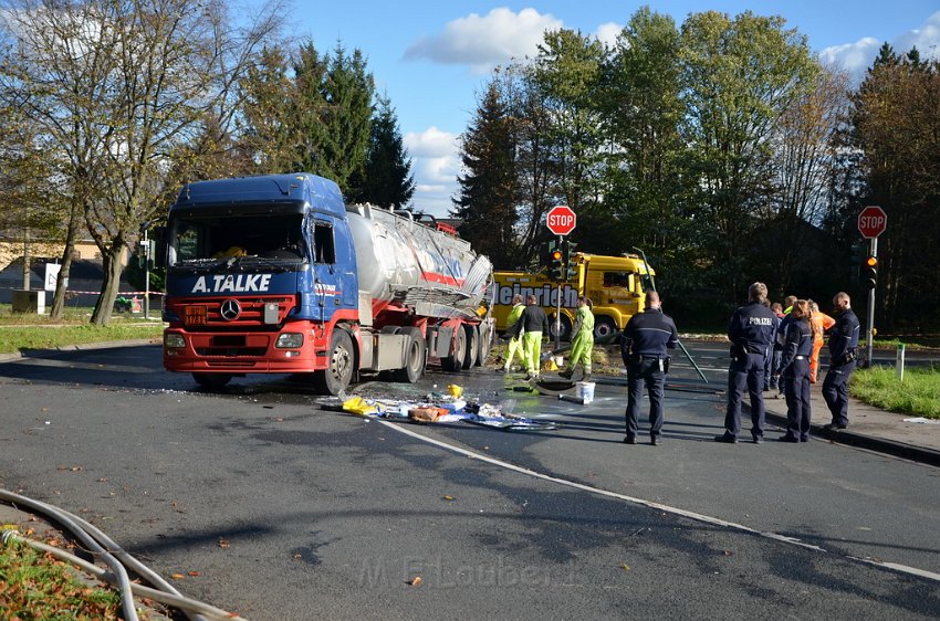 VU Tanklastzug umgestuerzt Huerth Industriestr P465.JPG